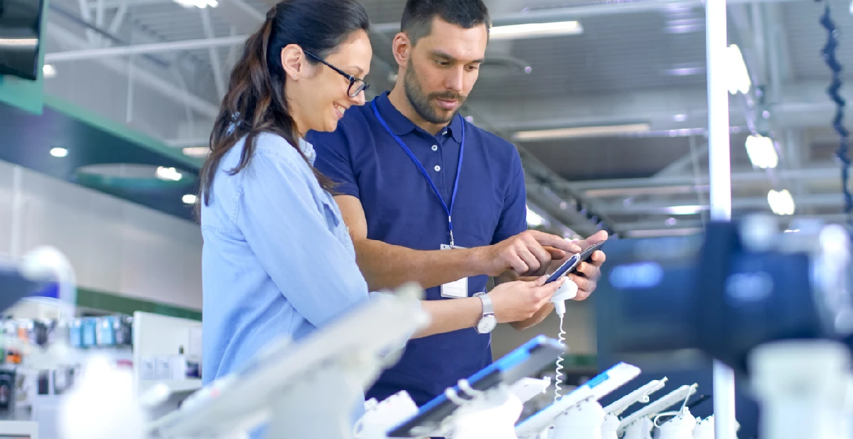 Employé de boucherie dans un supermarché
